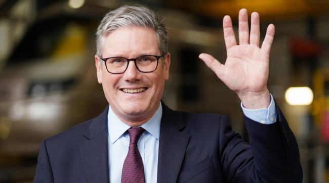 Keir Starmer 宣布計畫限制英國 16 歲以下青少年的社群媒體使用：「無免費通行證」